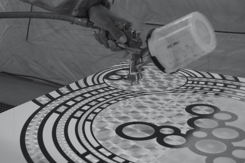 Peinture à l'aérographe en cabine de carrosserie