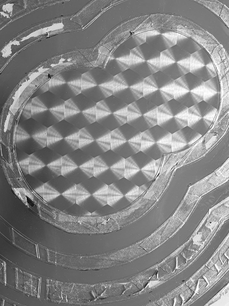 Bouchonnage sur feuille de métal argenté